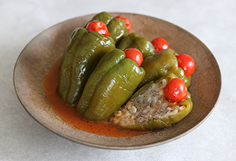 もち麦と挽肉を詰めたピーマンの煮込み