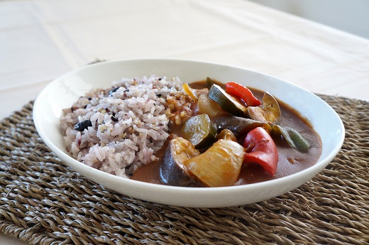 夏野菜と雑穀のカレー レシピ はくばく