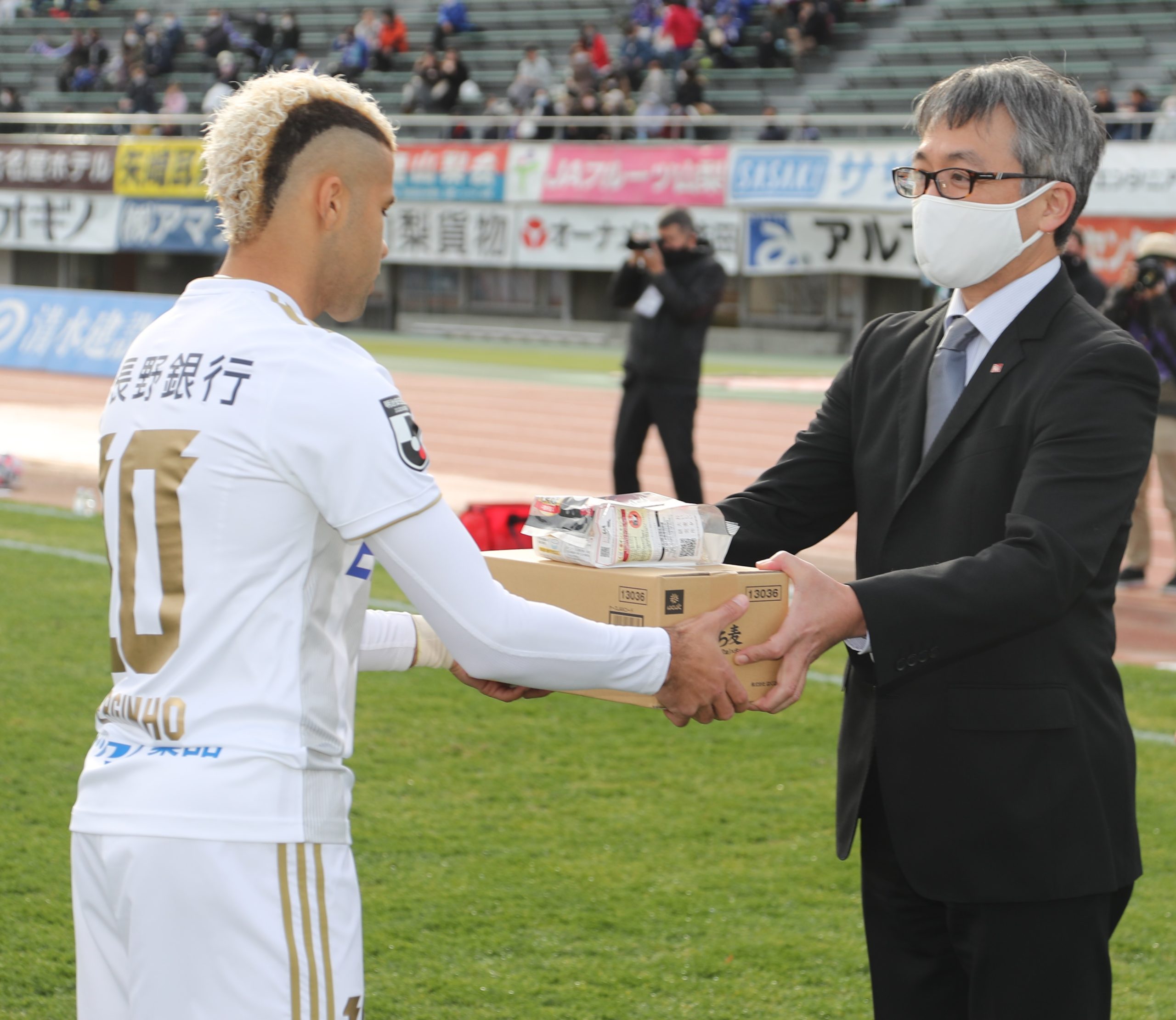 はくばく 山梨日日新聞社スペシャルマッチ にてヴァンフォーレ甲府 松本山雅fcへ1年分の もち麦 を寄贈 ニュース はくばく