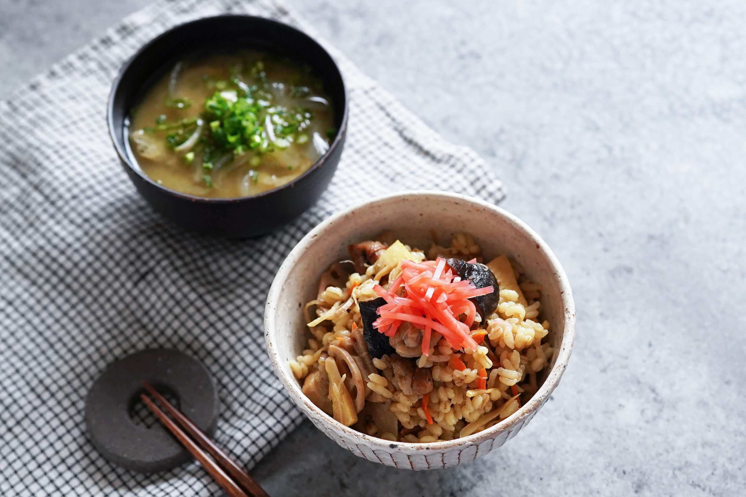 中華風・豚バラと根菜のもち麦炊き込みご飯