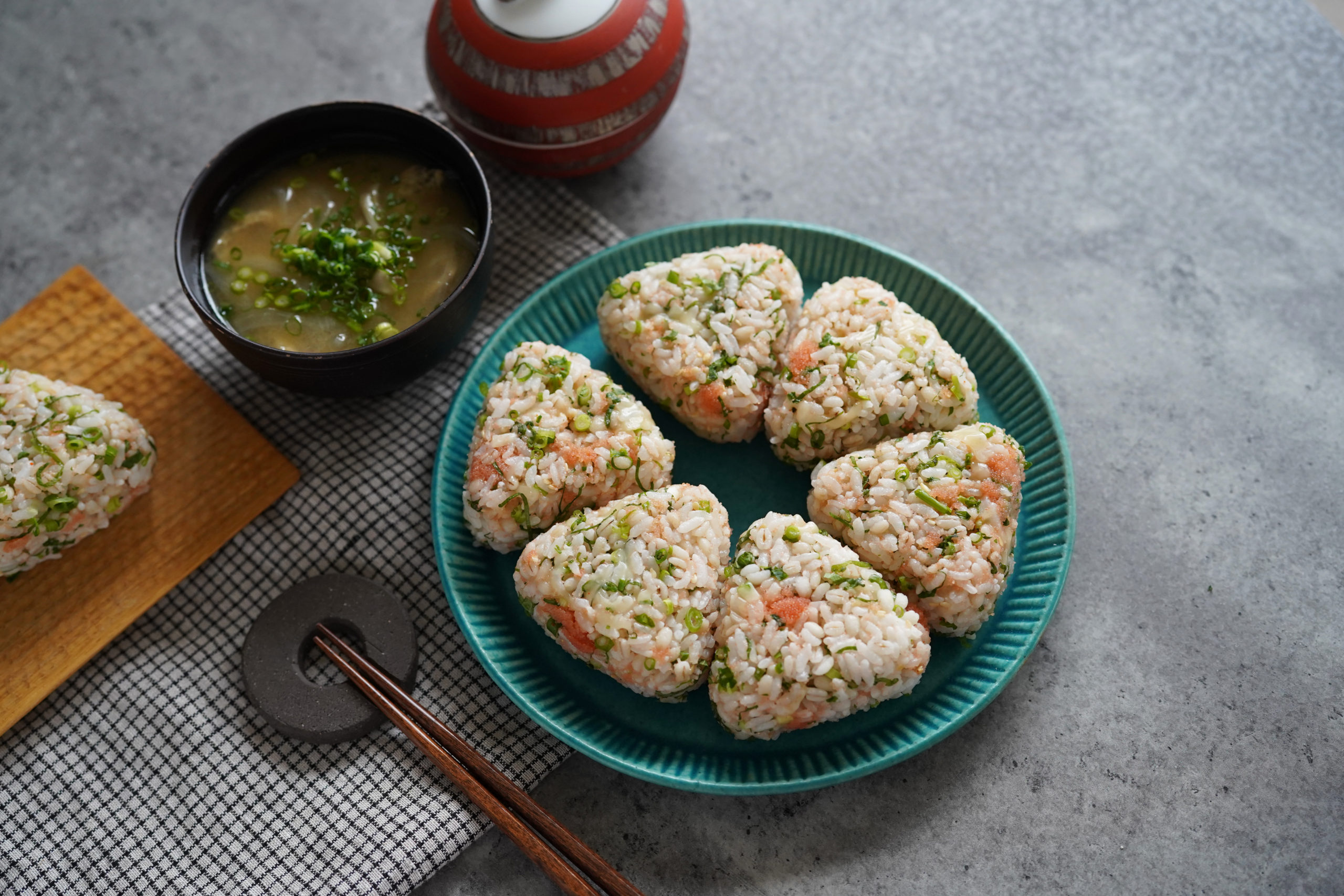 大葉と小葱と明太チーズのもち麦おにぎり