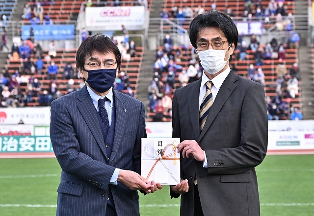 <山梨中銀スタジアムでの贈呈の様子> “はくばく”より“ヴァンフォーレ甲府 藤原弘社長”に