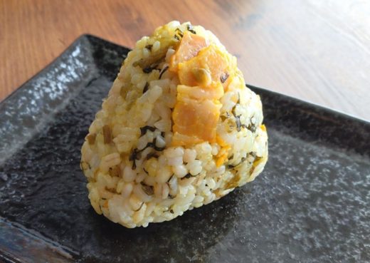 食感豊かな麦ごはん高菜ベーコンおにぎり