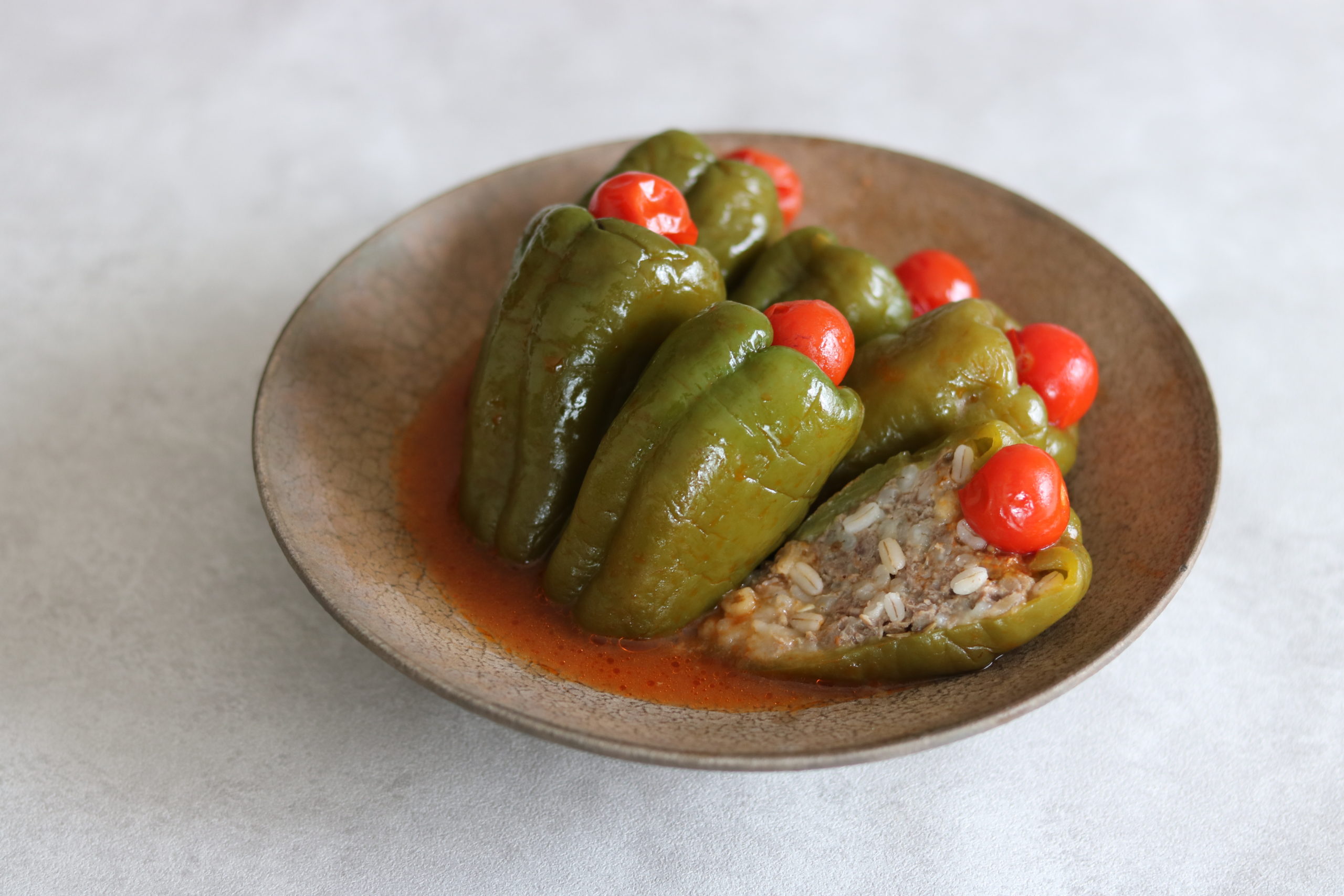 もち麦と挽肉を詰めたピーマンの煮込み