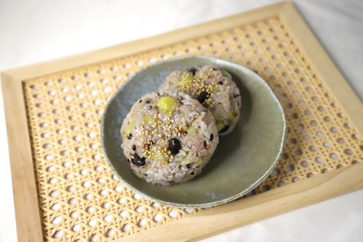 十六穀とお芋のおこわおにぎり