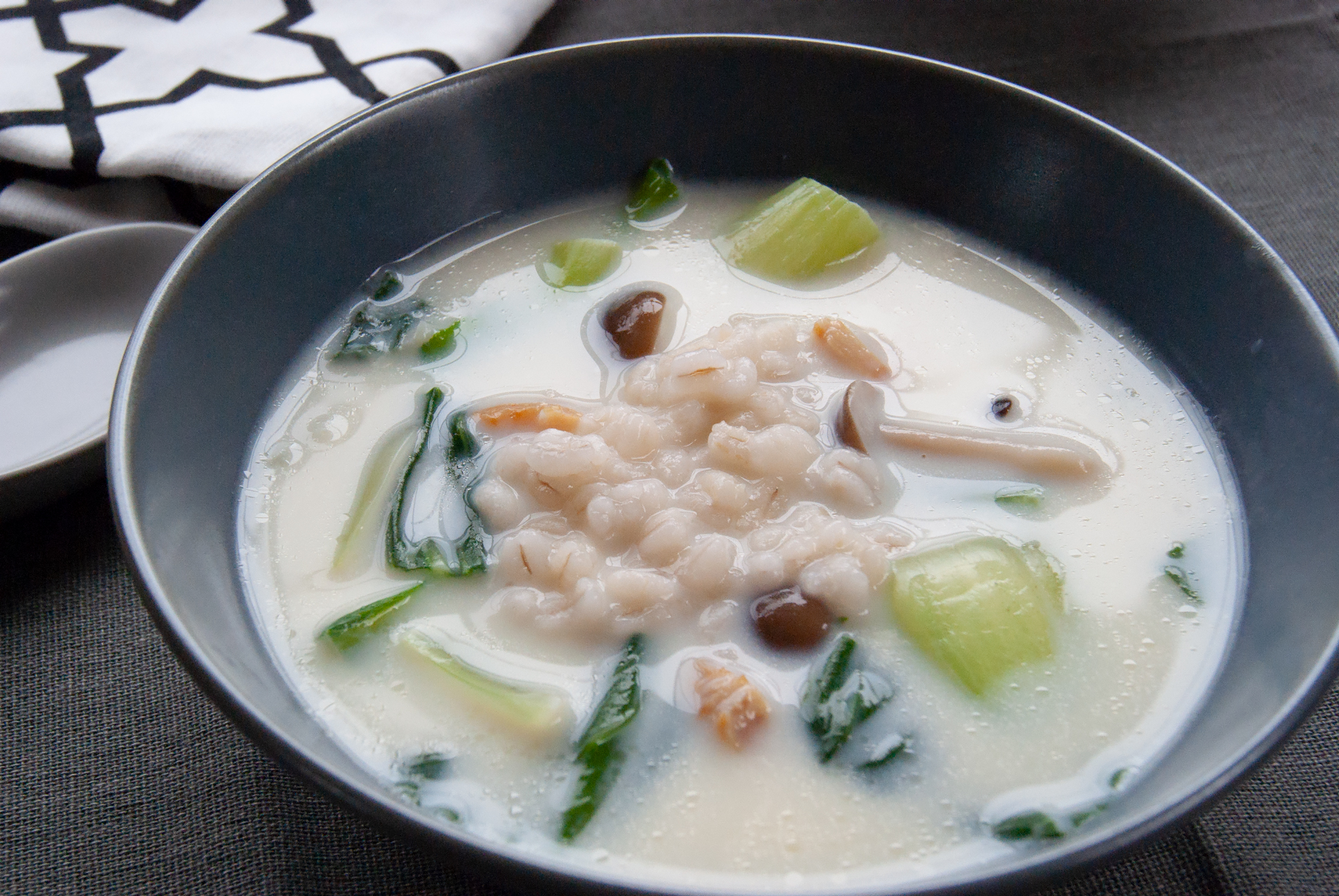 栄養満点！もち麦と野菜の中華風豆乳スープ