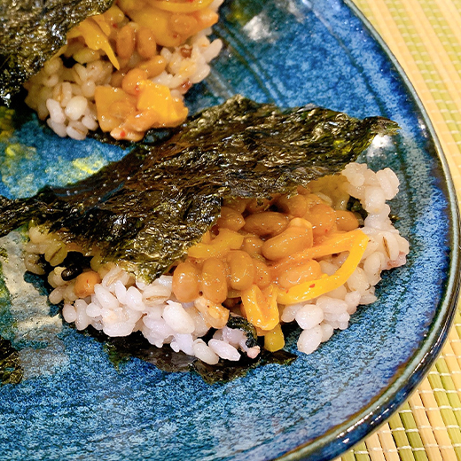 韓国風にアレンジ！たくあんと納豆と海苔の巻かないキンパ