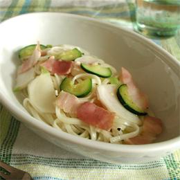 かぶとズッキーニのうどん サラダ仕立て