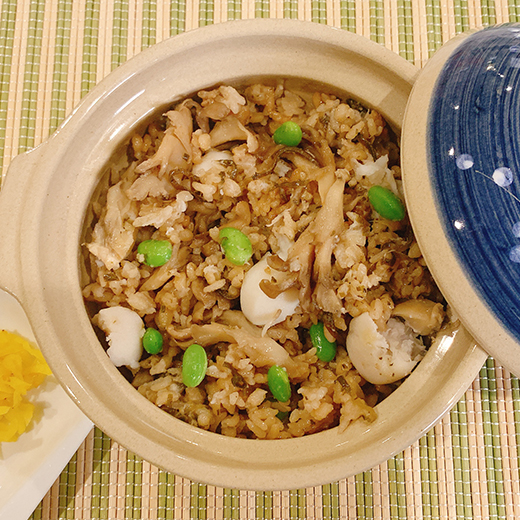 里芋と塩昆布と枝豆の炊き込みごはん