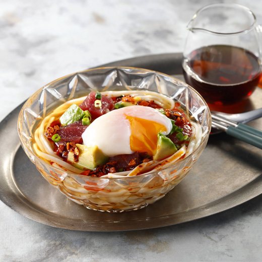 マグロとアボカドのぶっかけうどん