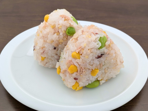自然な甘さが引き立つ　コーンとツナの雑穀おにぎり