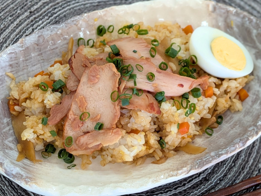 ラーメン屋さんのまかない風　チャーシュー混ぜ込みごはん（白雑穀入り）