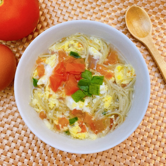 【離乳食】トマトと卵の緑そうめんスープ