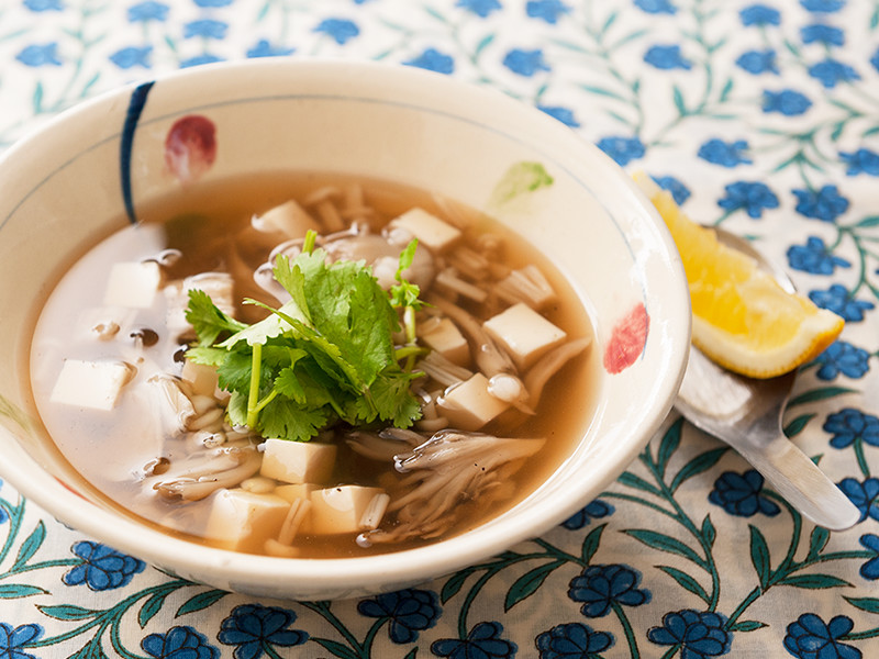 きのこのうまみたっぷり 押麦と豆腐のエスニックスープ おいしい大麦レシピ おいしい大麦研究所