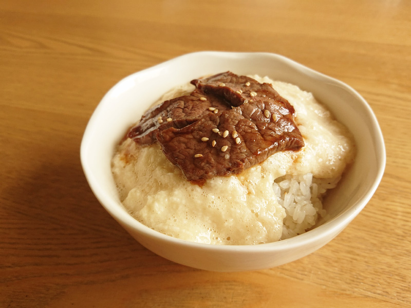 炊いた麦ごはんに焼いてのせるだけ スタミナ焼肉麦とろ おいしい大麦レシピ おいしい大麦研究所