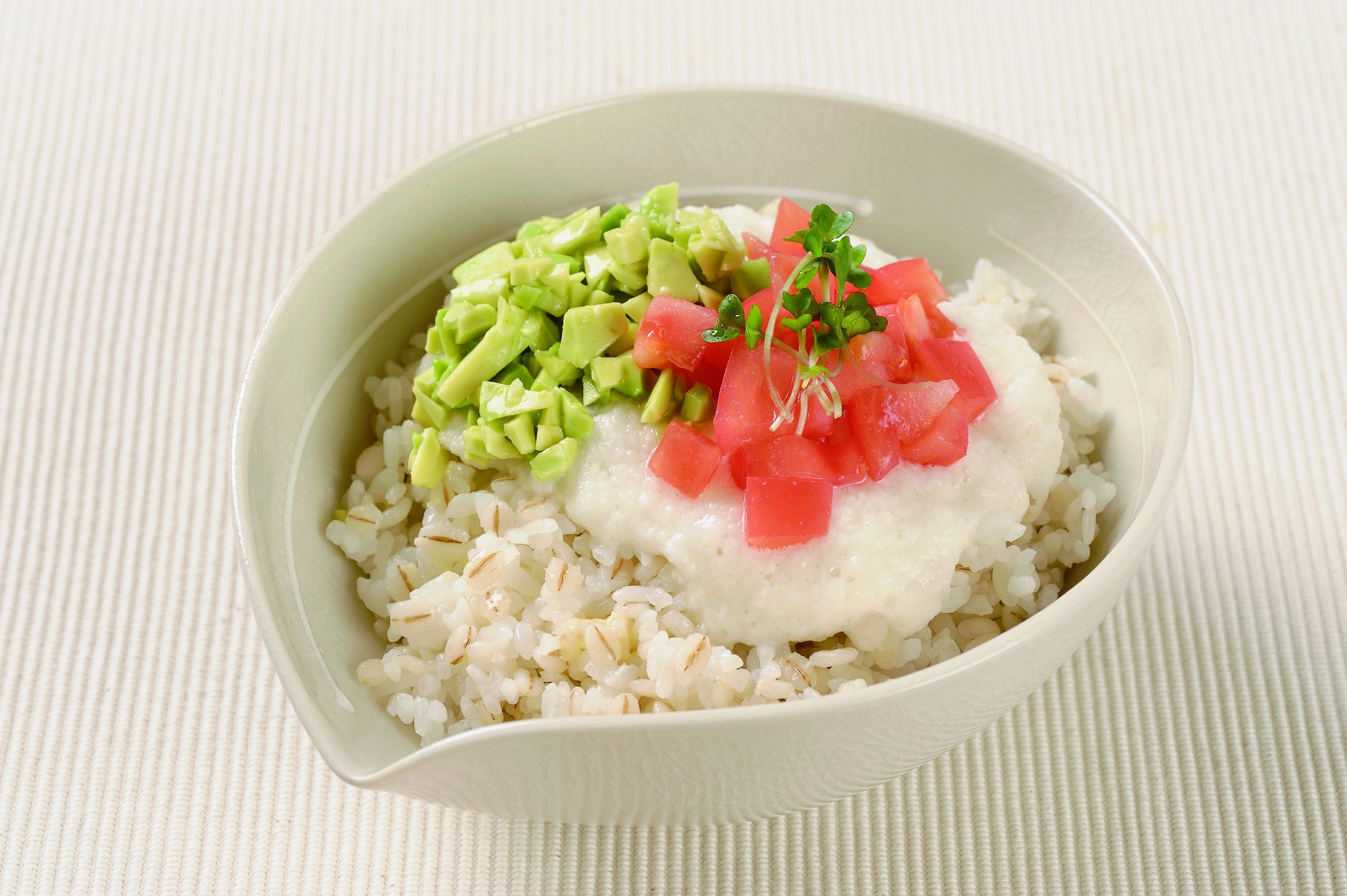 麦ごはんにのせるだけ 彩り豊かなカフェ風麦とろごはん おいしい大麦レシピ おいしい大麦研究所